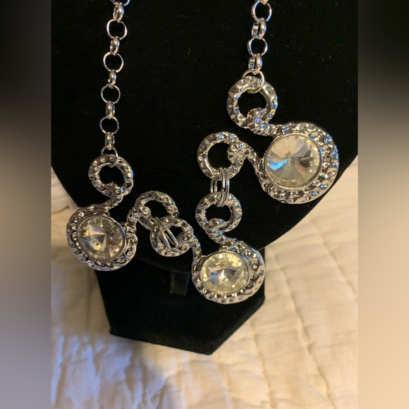 LARGE ROUND SPARKLY RHINESTONE SILVER NECKLACE & EARRING SET. Gorgeous!! - Picture 3 of 5